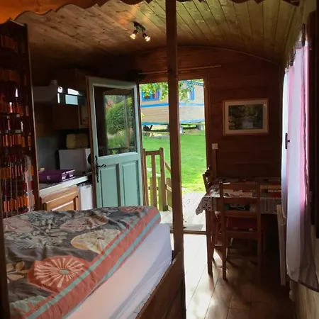 Le Domaine Du Scorff - Hebergements Insolites Chalets 4 A 6 Personnes Et Roulottes Kernascléden Buitenkant foto