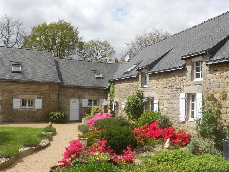 Le Domaine Du Scorff - Hebergements Insolites 4 A 6 Personnes Et Roulottes *
